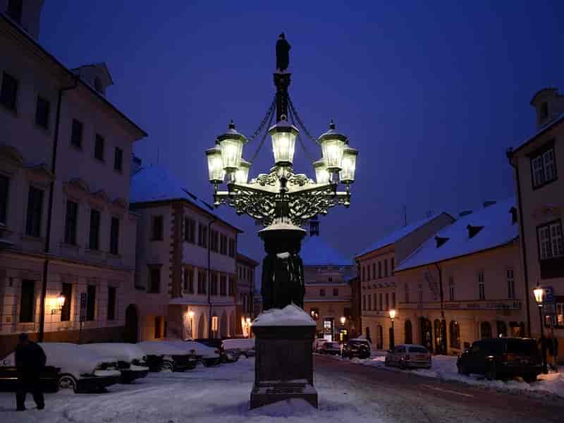 1280px-Praha,_Loretánská,_plynový_kandelábr_02