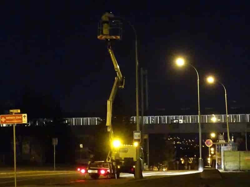 1920px-Podolí,_Na_Klaudiánce,_oprava_lampy