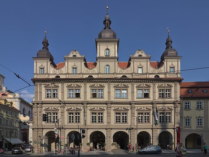 960px-2018-08-16_CZ_Praha_01,_Malostranské_náměstí_@_Letenská_(50211278858)(1)